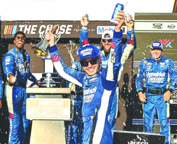 Larson gets rare win to get back in NASCAR Chase